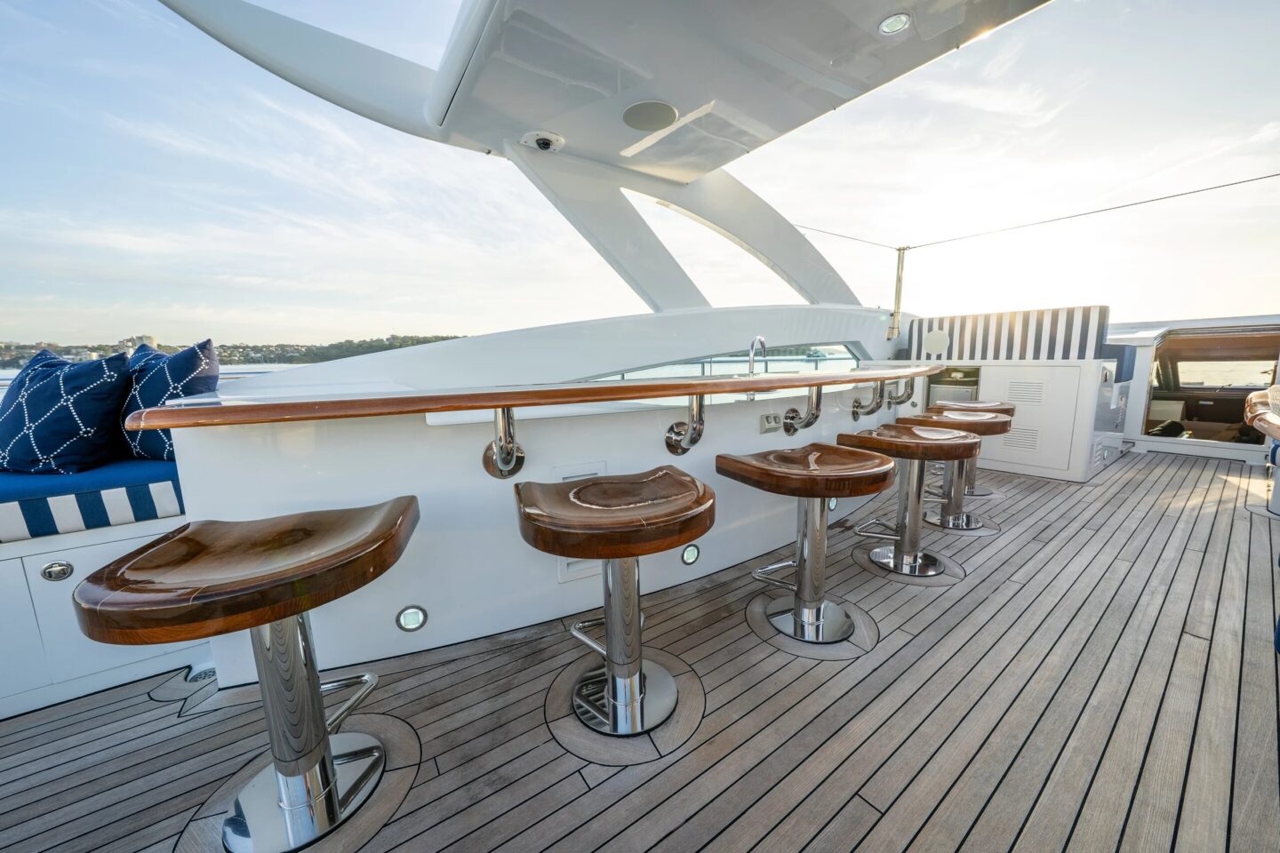 my-lumir-aft-deck-bar
