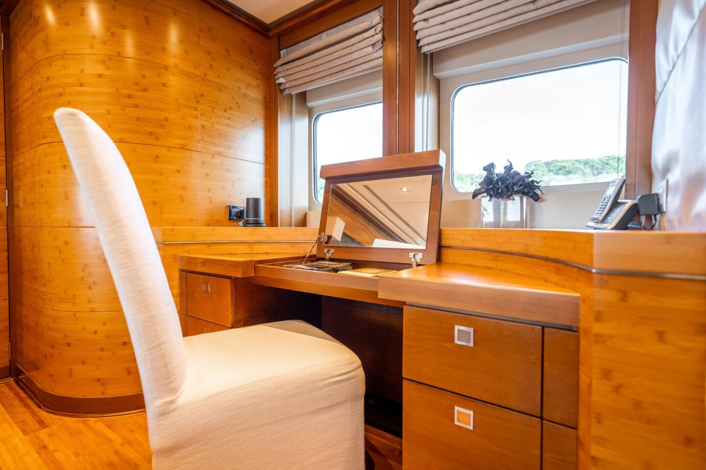 my-lumir-cabin-desk